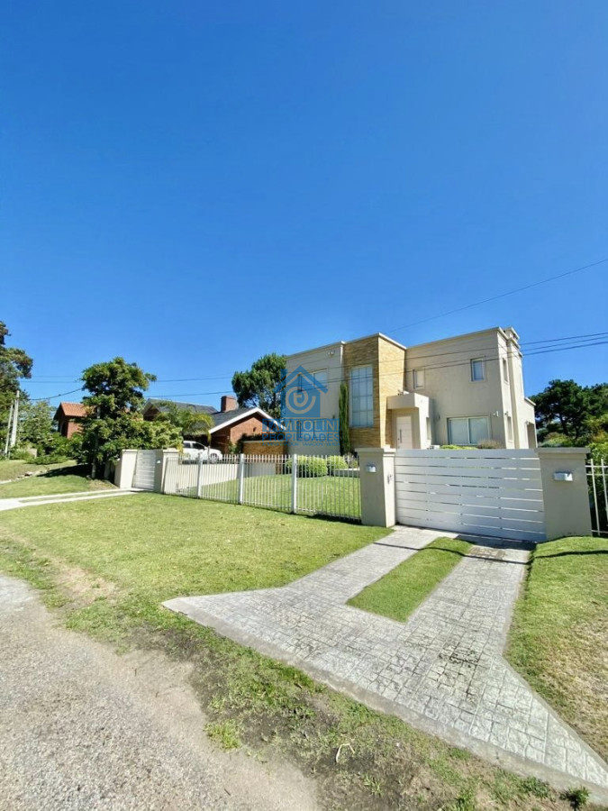 Casa ID.287 - Excelente Casa de 4 Dormitorios, Piscina Climatizada y Barbacoa en Pinares, Punta del Este