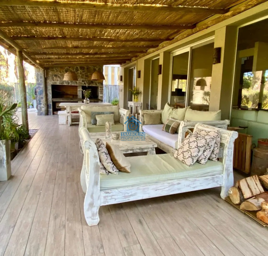 Casa ID.604 - Venta y alquiler de maravillosa casa de cuatro dormitorios en barrio privado, Playa Brava, Punta del Este