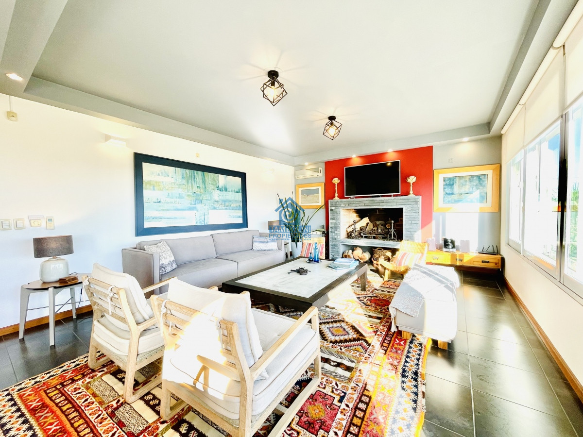 Casa ID.252 - Moderna Casa de 5 Dormitorios y Piscina Climatizada Frente a Playa Mansa - Punta del Este