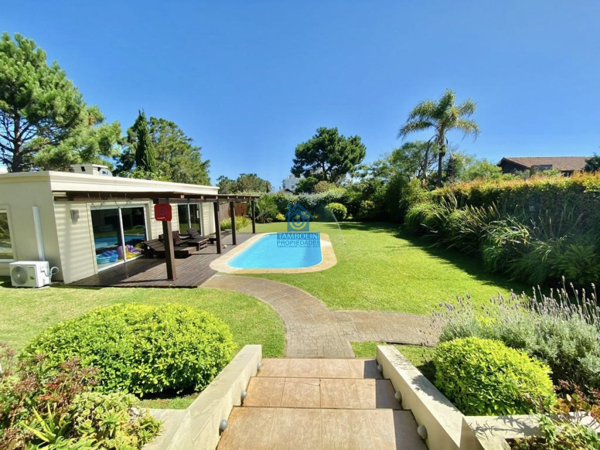 Casa ID.287 - Excelente Casa de 4 Dormitorios, Piscina Climatizada y Barbacoa en Pinares, Punta del Este