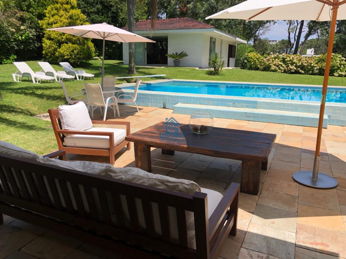 Casa ID.477 - Excelente Casa de 7 Dormitorios, Piscina, Barbacoa y Dependencia en Punta del Este