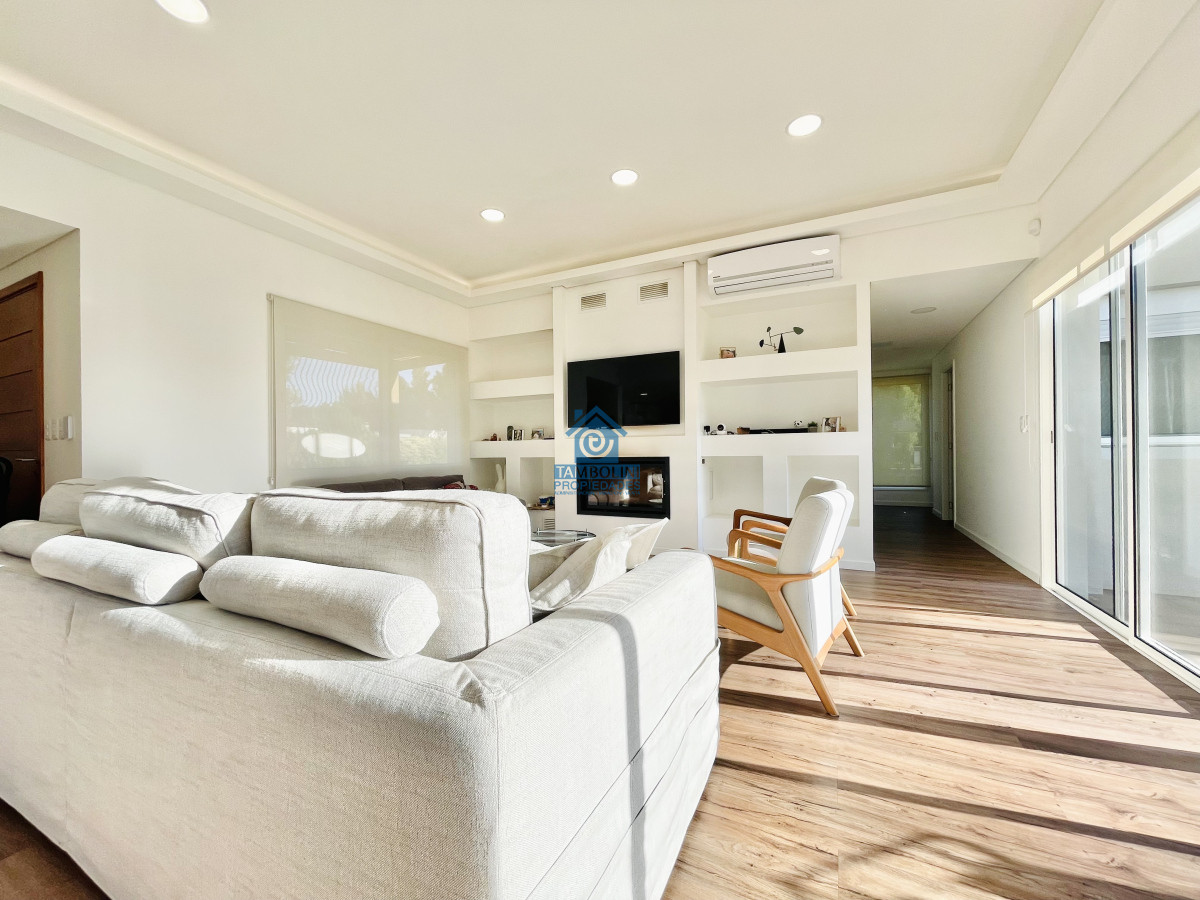 Casa ID.633 - Moderna Casa de 4 Dormitorios, Piscina Climatizada y Parrillero en Punta Ballena, Barrio Semi Privado