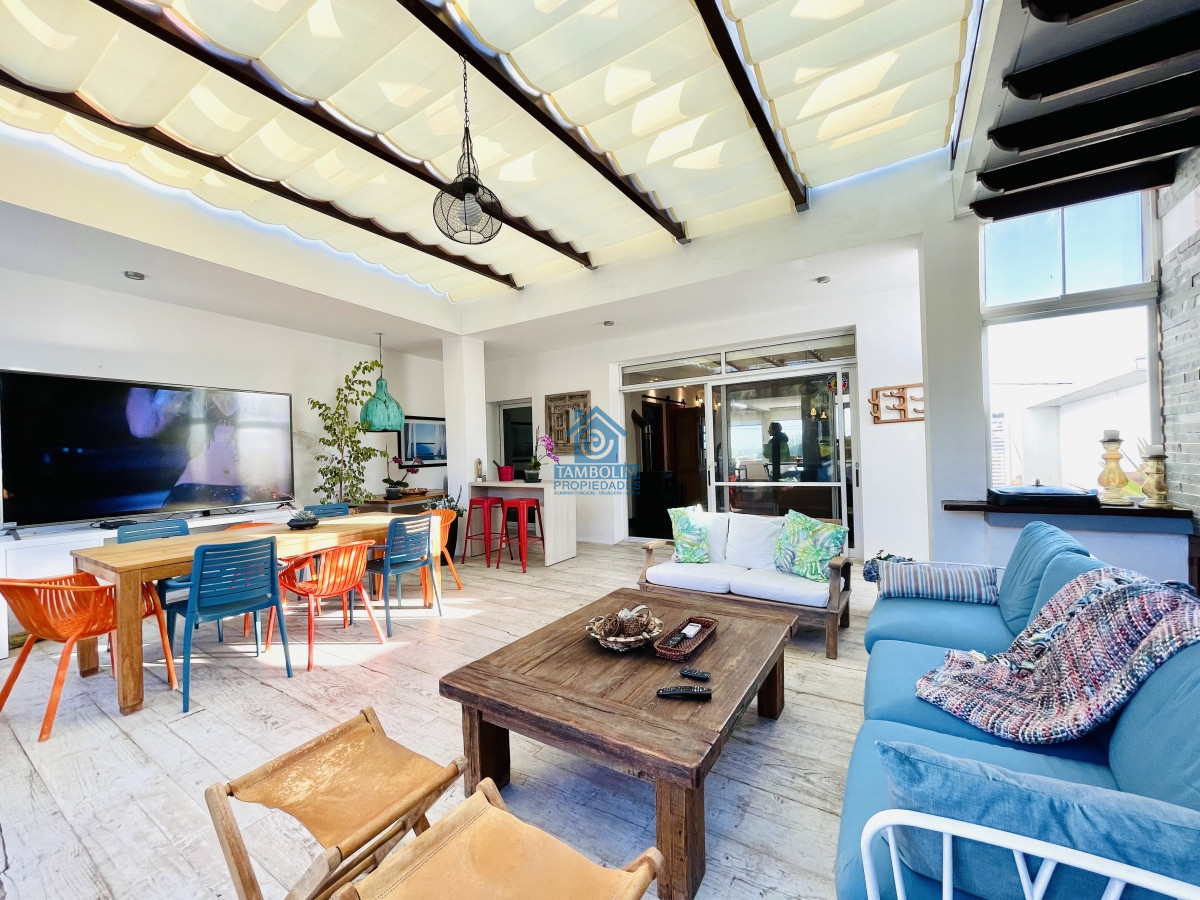 Casa ID.252 - Moderna Casa de 5 Dormitorios y Piscina Climatizada Frente a Playa Mansa - Punta del Este