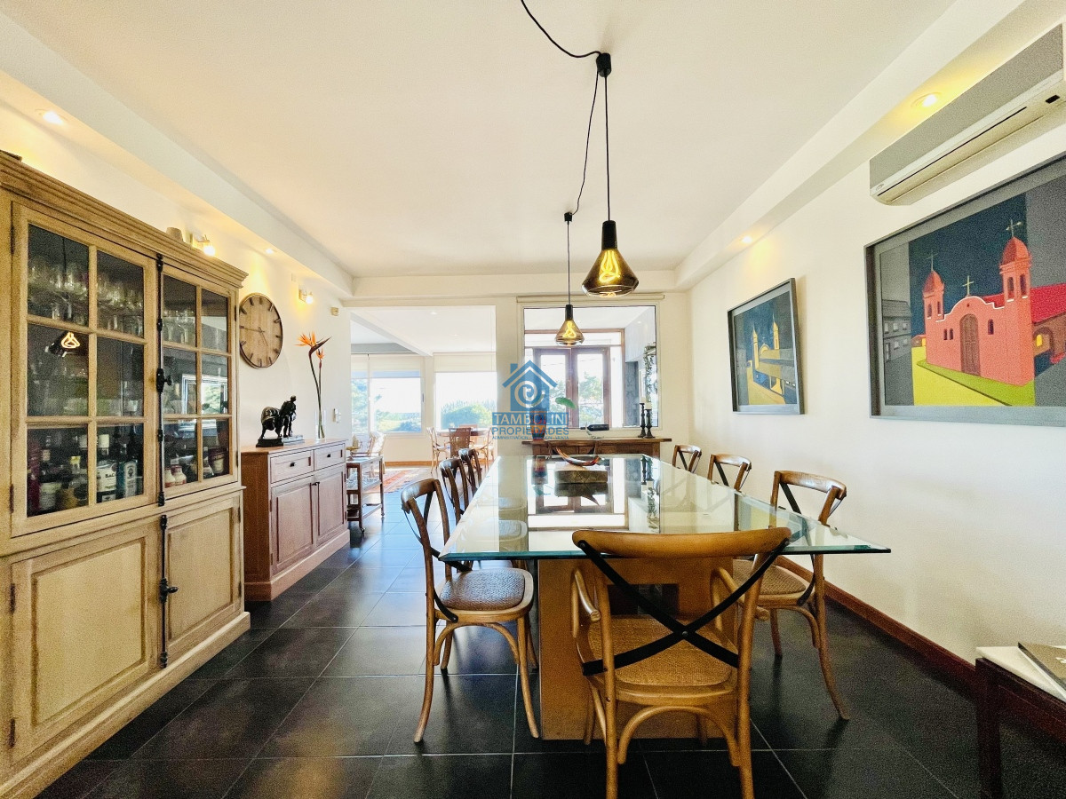 Casa ID.252 - Moderna Casa de 5 Dormitorios y Piscina Climatizada Frente a Playa Mansa - Punta del Este