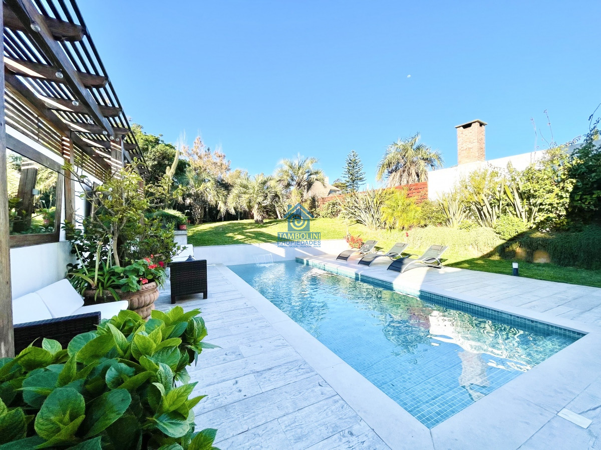 Casa ID.252 - Moderna Casa de 5 Dormitorios y Piscina Climatizada Frente a Playa Mansa - Punta del Este