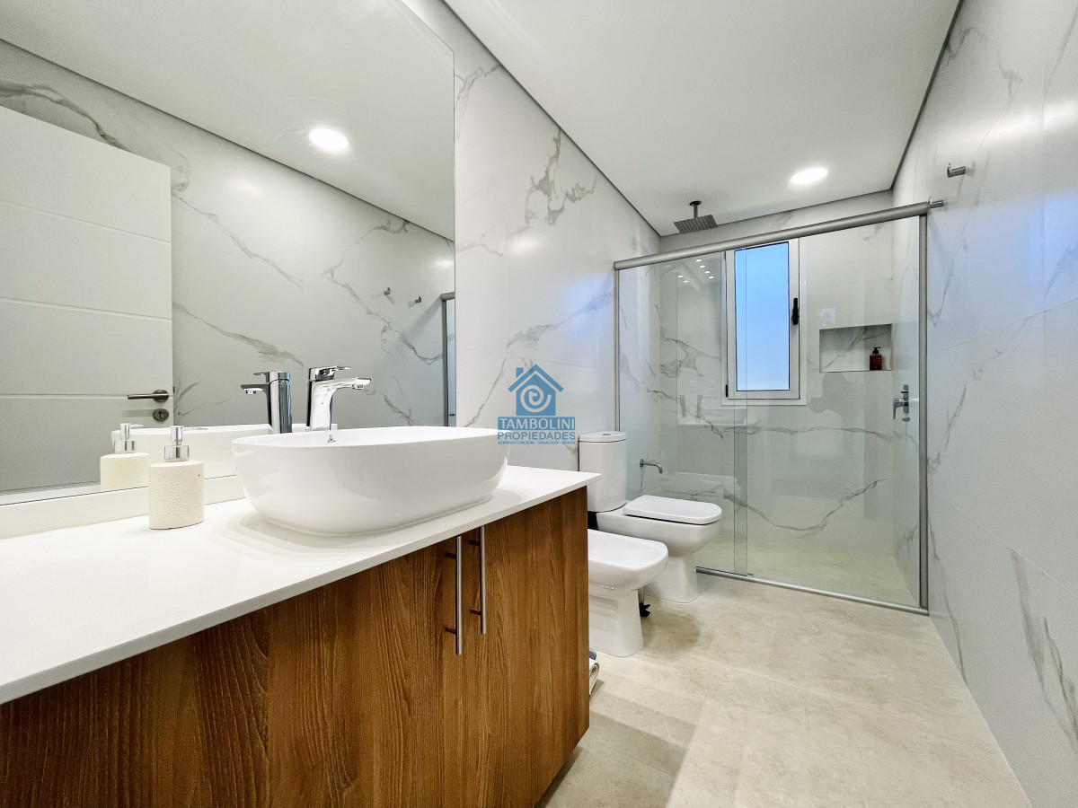 Casa ID.633 - Moderna Casa de 4 Dormitorios, Piscina Climatizada y Parrillero en Punta Ballena, Barrio Semi Privado