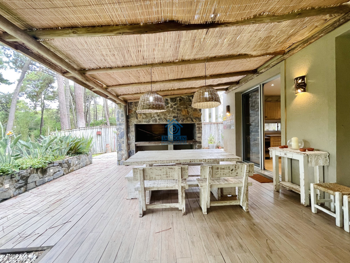 Casa ID.604 - Venta y alquiler de maravillosa casa de cuatro dormitorios en barrio privado, Playa Brava, Punta del Este
