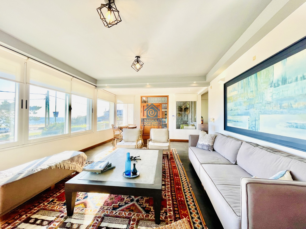 Casa ID.252 - Moderna Casa de 5 Dormitorios y Piscina Climatizada Frente a Playa Mansa - Punta del Este