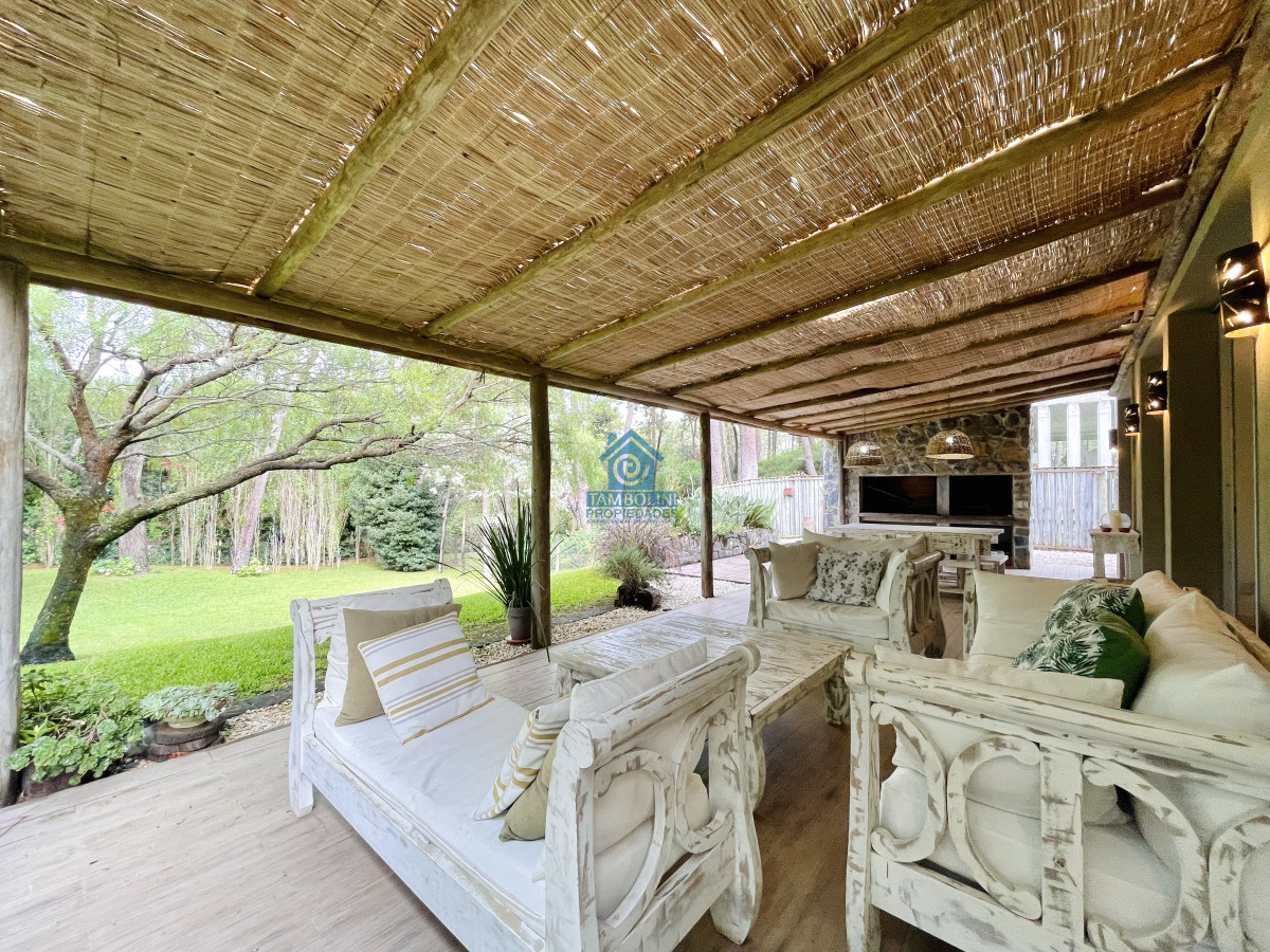 Casa ID.604 - Venta y alquiler de maravillosa casa de cuatro dormitorios en barrio privado, Playa Brava, Punta del Este