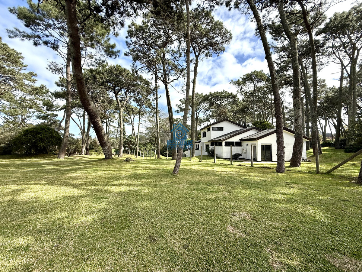 Casa ID.940 - Casa en alquiler de temporada con 4 suites más dependencia en 4500 m2 piscina y parrillero 