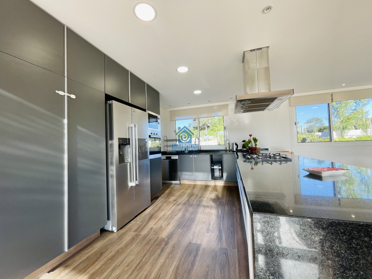 Casa ID.633 - Moderna Casa de 4 Dormitorios, Piscina Climatizada y Parrillero en Punta Ballena, Barrio Semi Privado