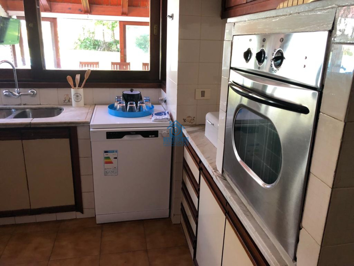 Casa ID.477 - Excelente Casa de 7 Dormitorios, Piscina, Barbacoa y Dependencia en Punta del Este