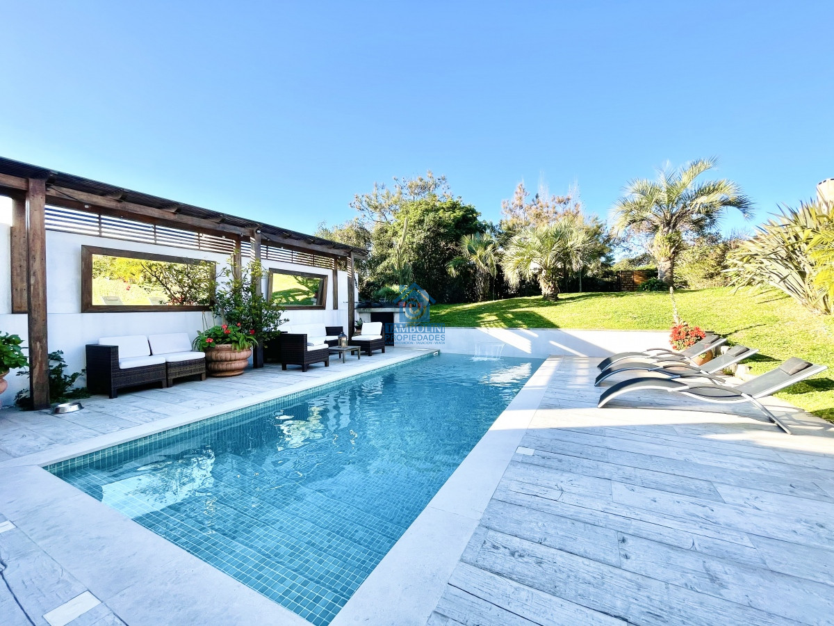 Casa ID.252 - Moderna Casa de 5 Dormitorios y Piscina Climatizada Frente a Playa Mansa - Punta del Este