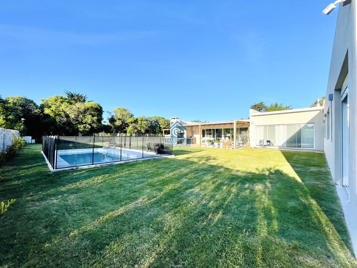 Casa ID.633 - Moderna Casa de 4 Dormitorios, Piscina Climatizada y Parrillero en Punta Ballena, Barrio Semi Privado
