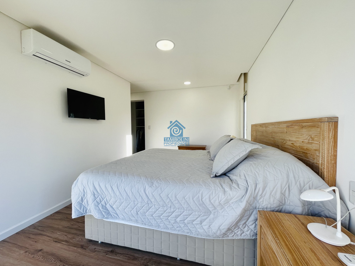 Casa ID.633 - Moderna Casa de 4 Dormitorios, Piscina Climatizada y Parrillero en Punta Ballena, Barrio Semi Privado