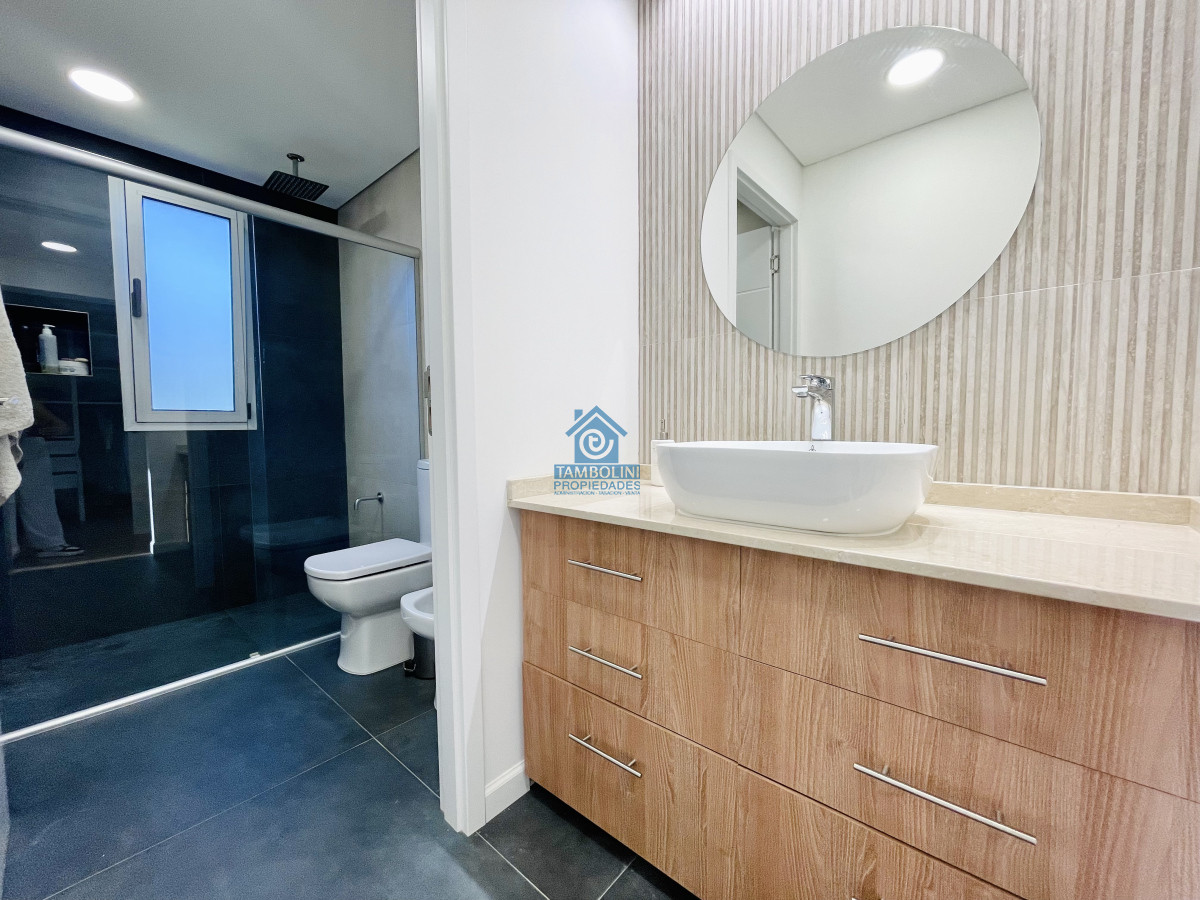 Casa ID.633 - Moderna Casa de 4 Dormitorios, Piscina Climatizada y Parrillero en Punta Ballena, Barrio Semi Privado