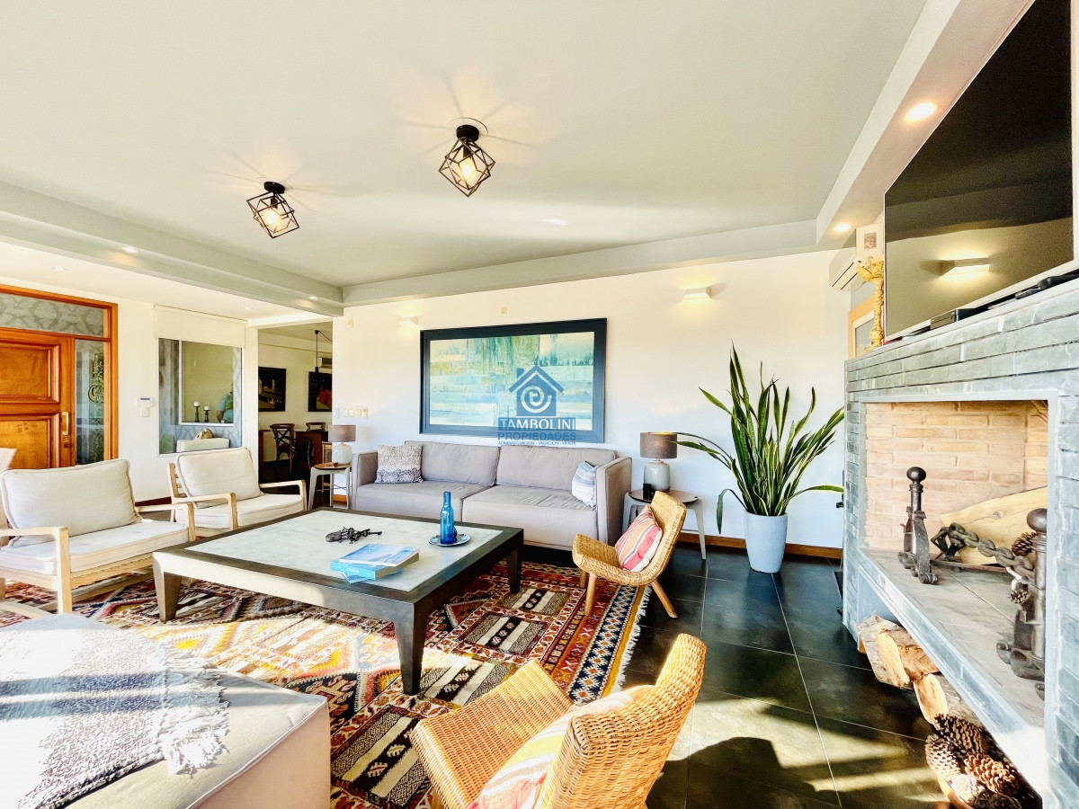 Casa ID.252 - Moderna Casa de 5 Dormitorios y Piscina Climatizada Frente a Playa Mansa - Punta del Este