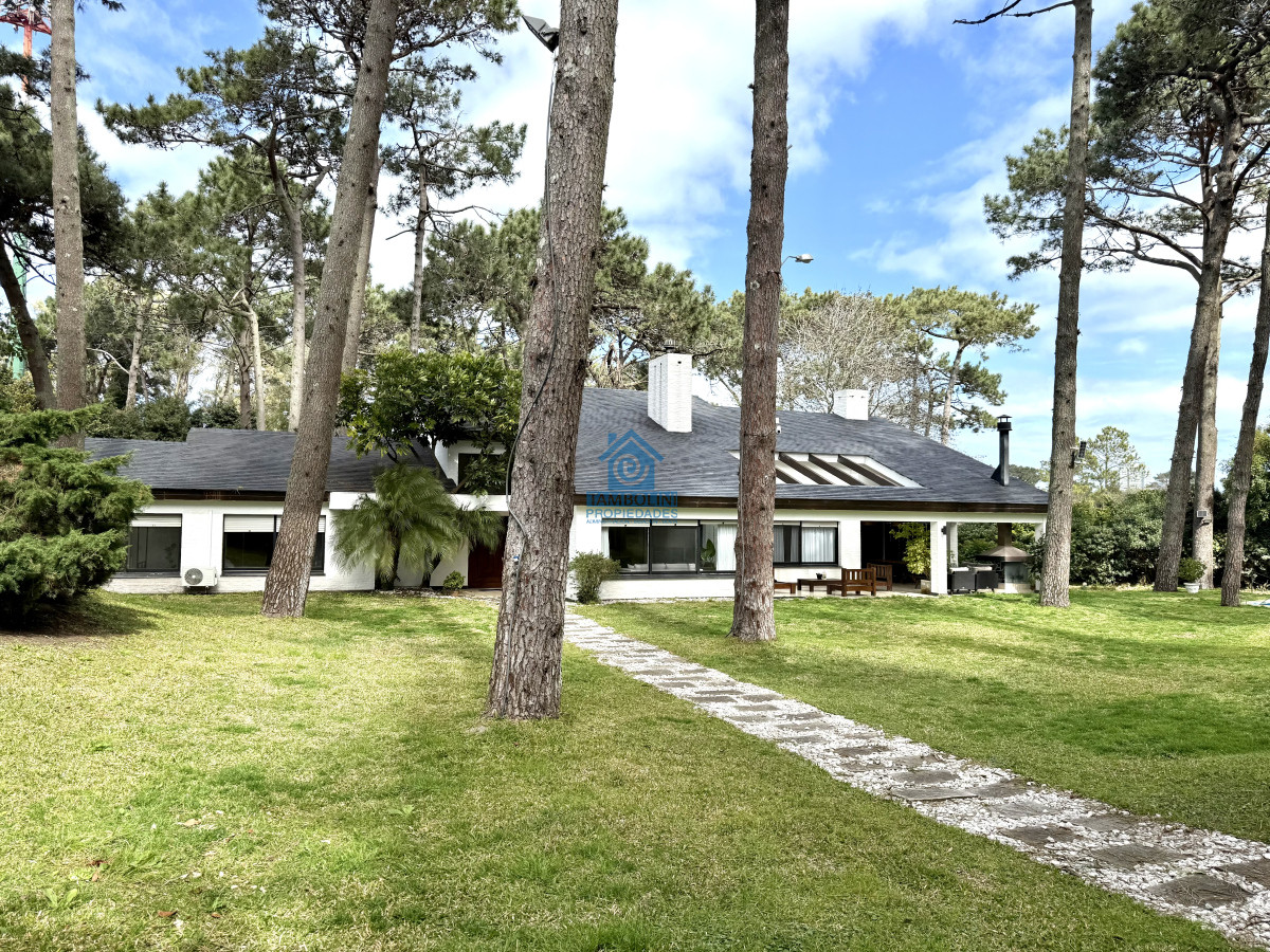 Casa ID.940 - Casa en alquiler de temporada con 4 suites más dependencia en 4500 m2 piscina y parrillero 