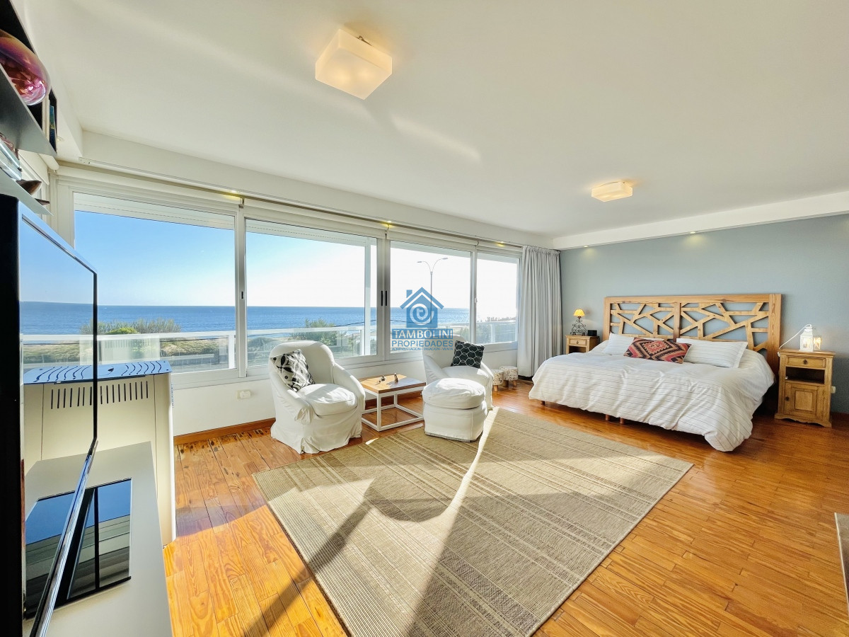 Casa ID.252 - Moderna Casa de 5 Dormitorios y Piscina Climatizada Frente a Playa Mansa - Punta del Este