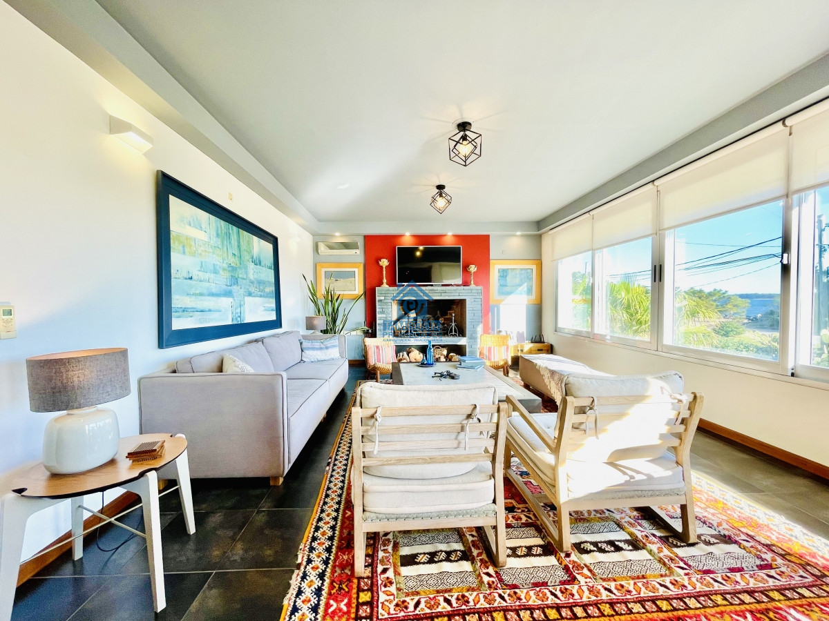 Casa ID.252 - Moderna Casa de 5 Dormitorios y Piscina Climatizada Frente a Playa Mansa - Punta del Este
