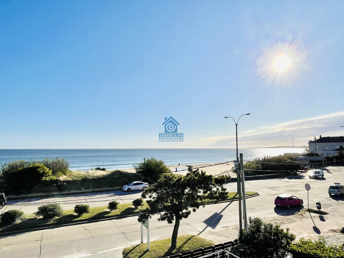 Casa ID.252 - Moderna Casa de 5 Dormitorios y Piscina Climatizada Frente a Playa Mansa - Punta del Este