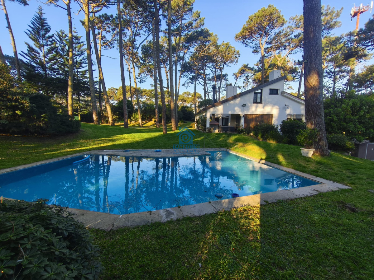 Casa ID.940 - Casa en alquiler de temporada con 4 suites más dependencia en 4500 m2 piscina y parrillero 