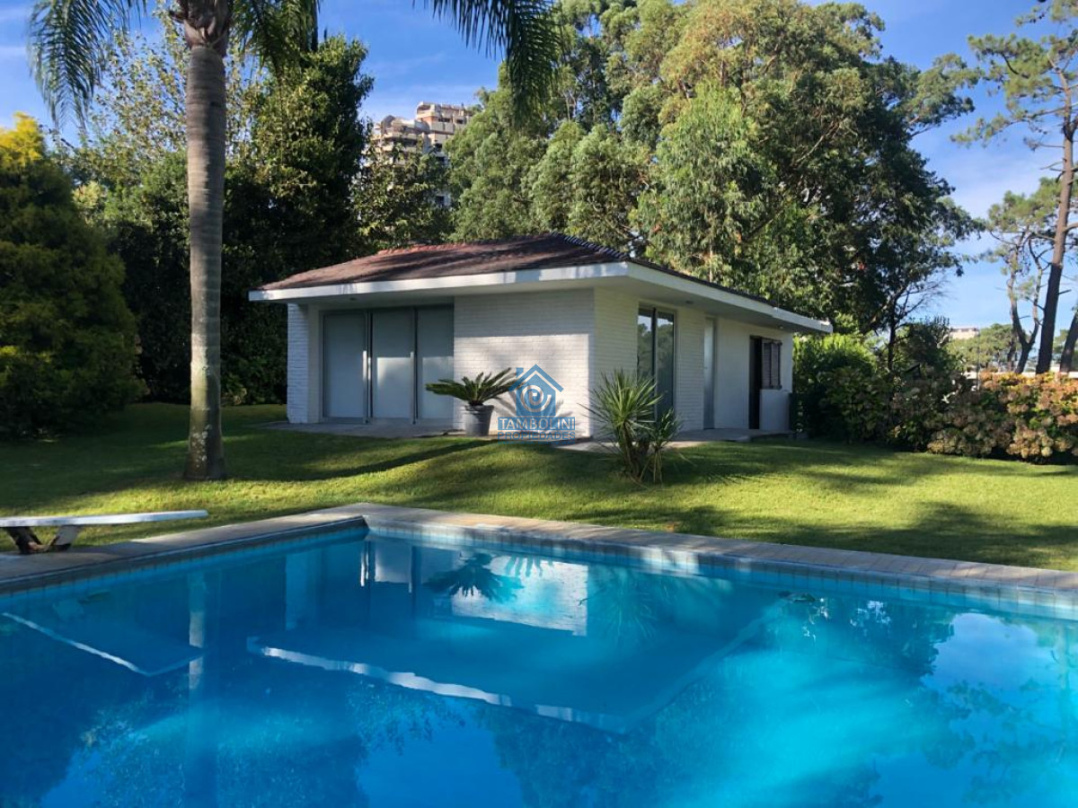 Casa ID.477 - Excelente Casa de 7 Dormitorios, Piscina, Barbacoa y Dependencia en Punta del Este
