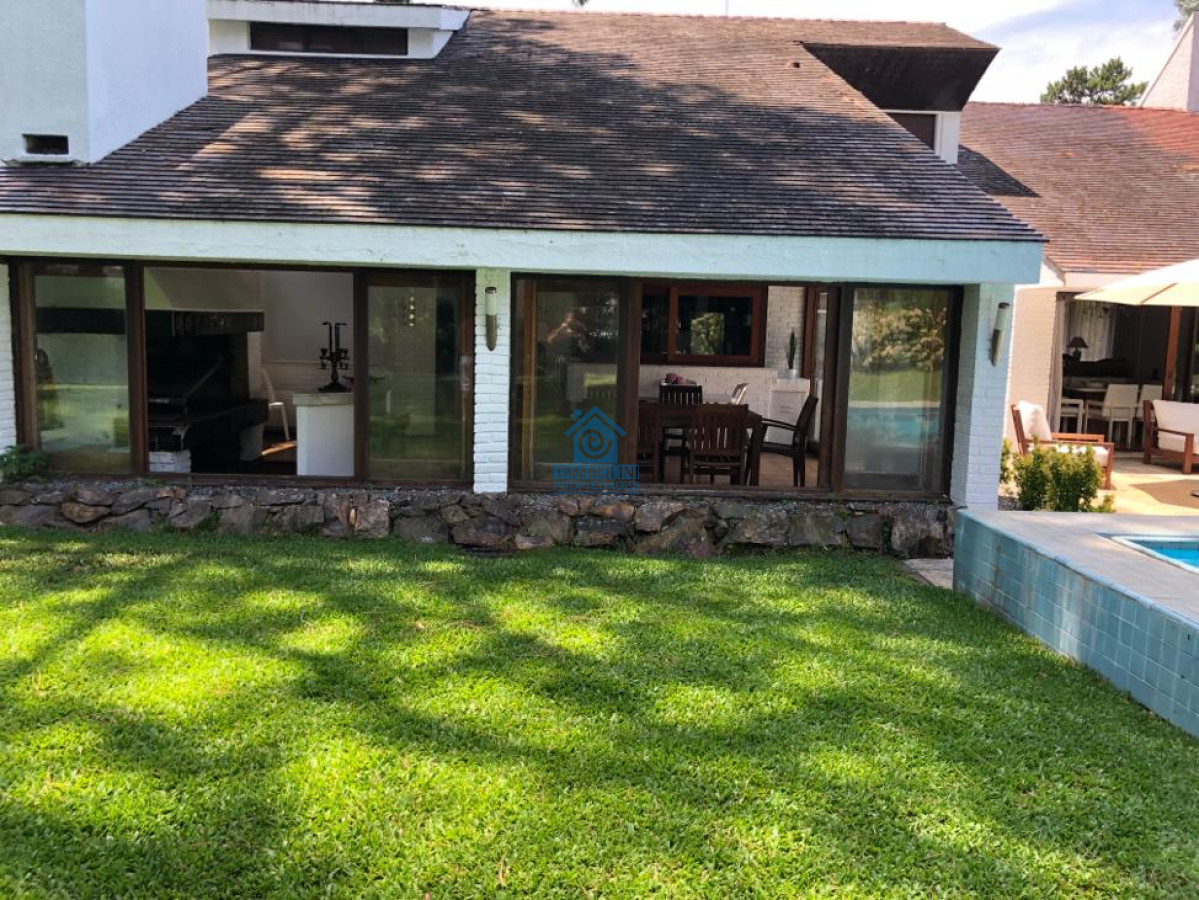Casa ID.477 - Excelente Casa de 7 Dormitorios, Piscina, Barbacoa y Dependencia en Punta del Este