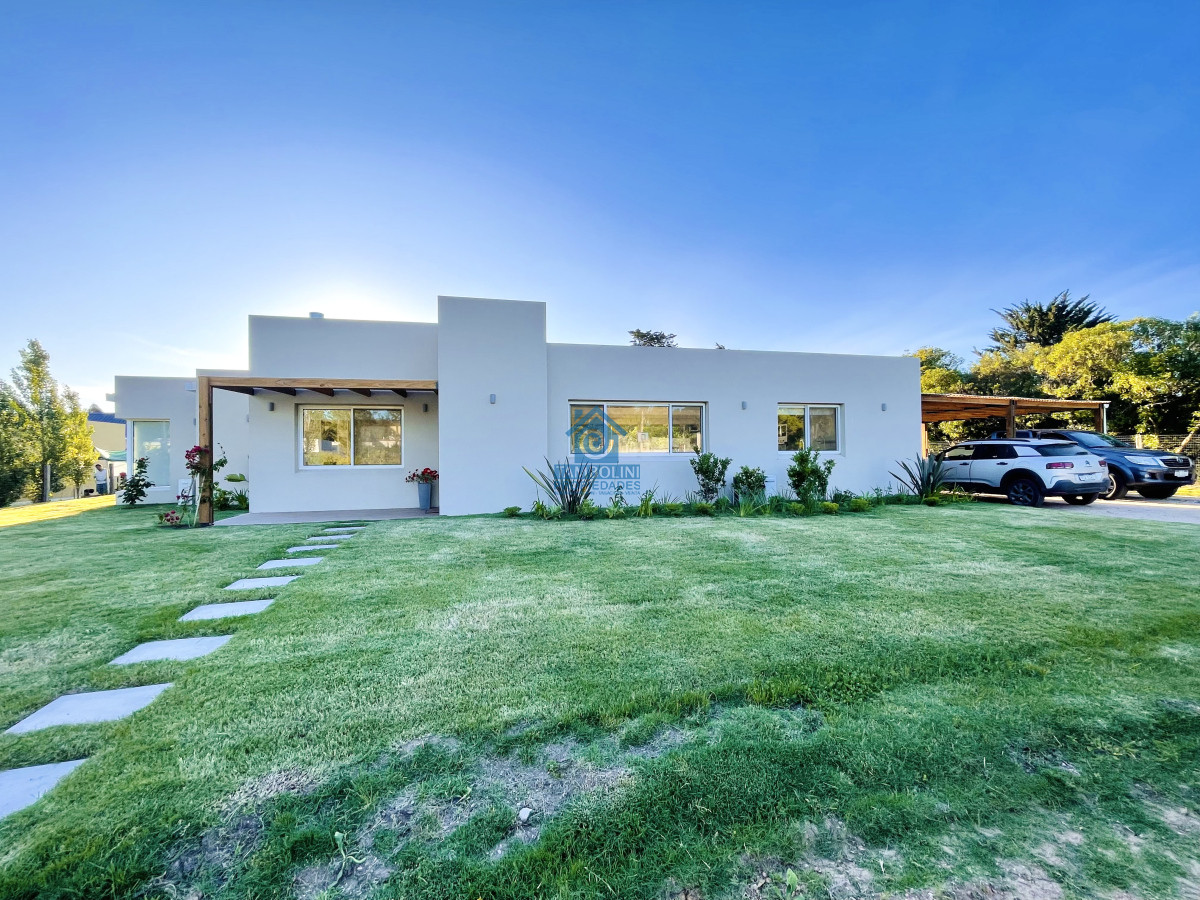 Casa ID.633 - Moderna Casa de 4 Dormitorios, Piscina Climatizada y Parrillero en Punta Ballena, Barrio Semi Privado
