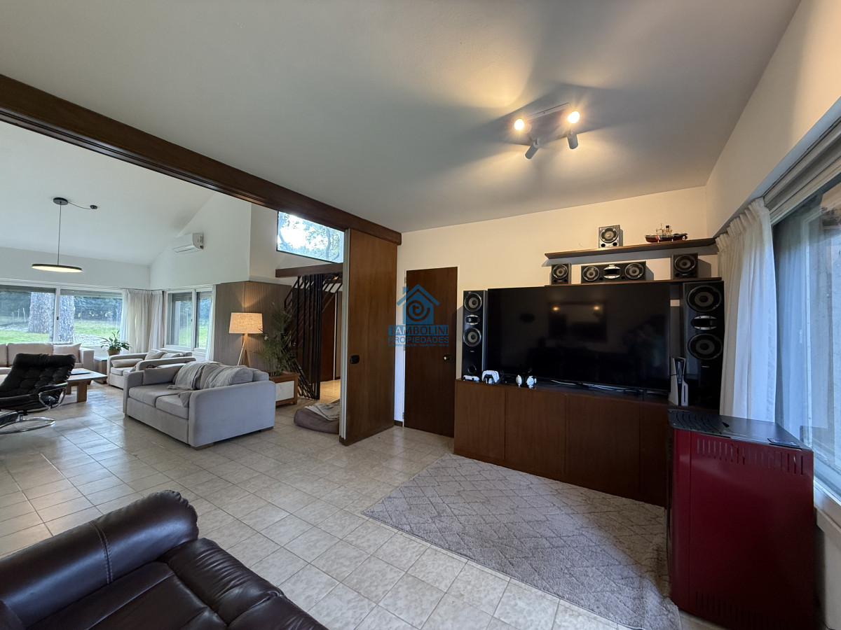 Casa ID.940 - Casa en alquiler de temporada con 4 suites más dependencia en 4500 m2 piscina y parrillero 