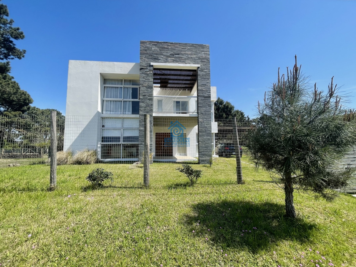 Casa ID.490 - Muy Buena Casa de 5 Dormitorios y Piscina en Rincón del Indio, a Pocos Metros del Mar