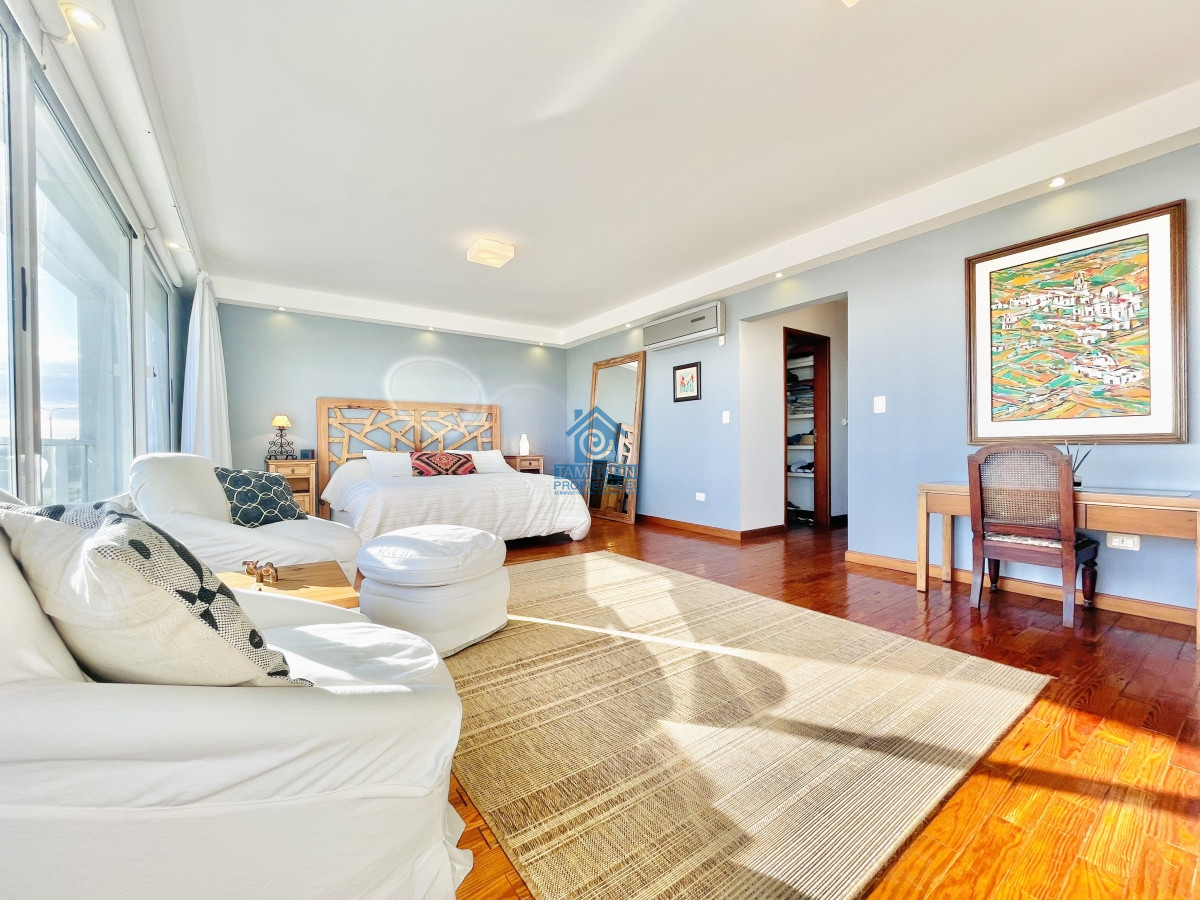 Casa ID.252 - Moderna Casa de 5 Dormitorios y Piscina Climatizada Frente a Playa Mansa - Punta del Este