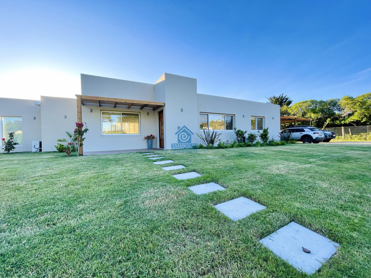 Casa ID.633 - Moderna Casa de 4 Dormitorios, Piscina Climatizada y Parrillero en Punta Ballena, Barrio Semi Privado