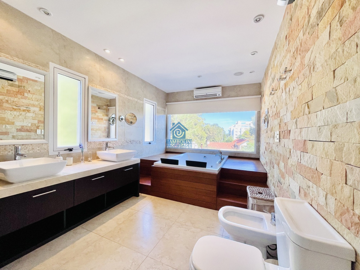 Casa ID.287 - Excelente Casa de 4 Dormitorios, Piscina Climatizada y Barbacoa en Pinares, Punta del Este