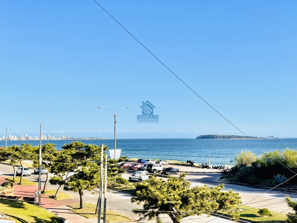 Casa ID.252 - Moderna Casa de 5 Dormitorios y Piscina Climatizada Frente a Playa Mansa - Punta del Este