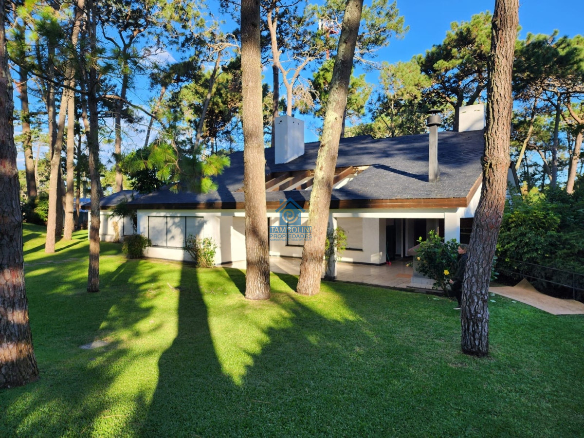 Casa ID.940 - Casa en alquiler de temporada con 4 suites más dependencia en 4500 m2 piscina y parrillero 