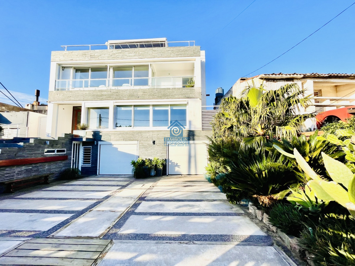 Casa ID.252 - Moderna Casa de 5 Dormitorios y Piscina Climatizada Frente a Playa Mansa - Punta del Este