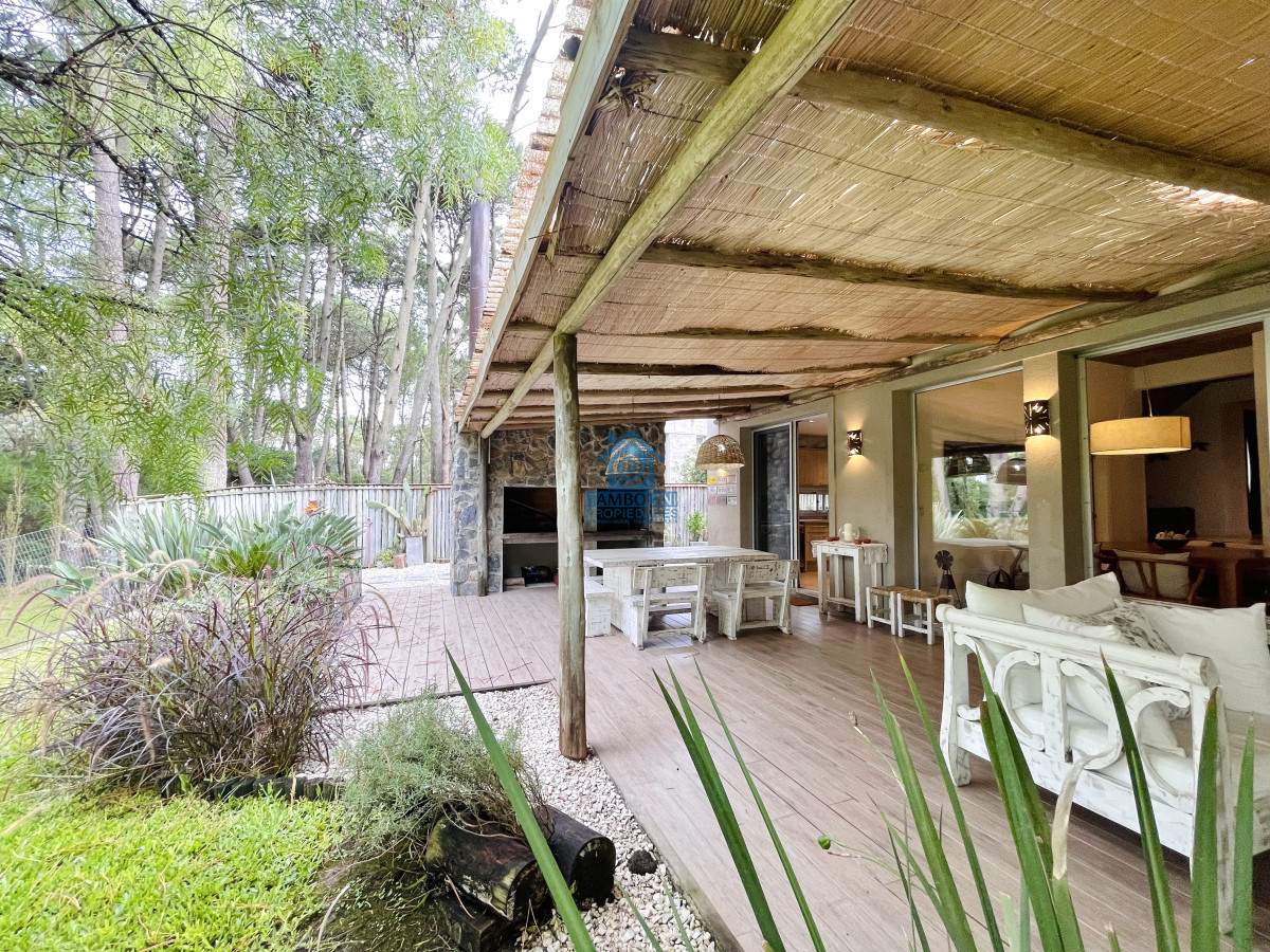 Casa ID.604 - Venta y alquiler de maravillosa casa de cuatro dormitorios en barrio privado, Playa Brava, Punta del Este