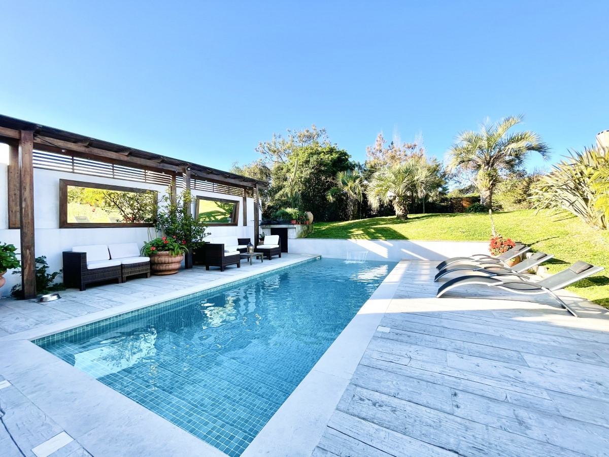 Moderna Casa de 5 Dormitorios y Piscina Climatizada Frente a Playa Mansa - Punta del Este
