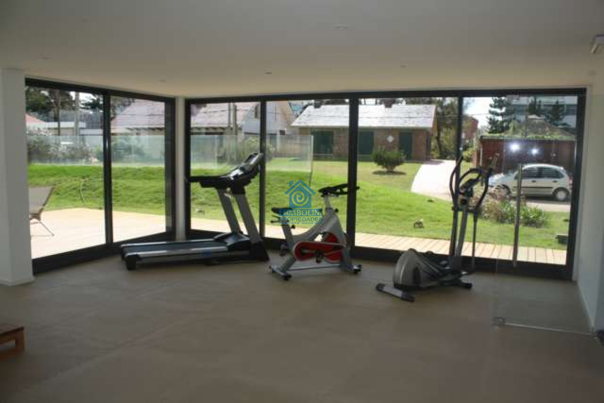 Apartamento ID.496 - Apartamento de 2 Dormitorios y Parrillero Frente a Playa Brava, Punta del Este