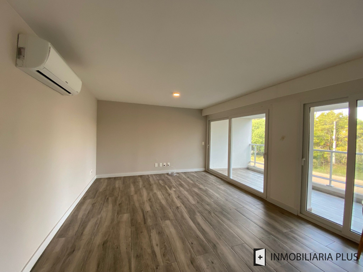 Apartamento ID.472 - Espectacular Apartamento de 2 Dormitorios, Dependencia y Parrillero a Estrenar en Punta del Este Maldonado C924