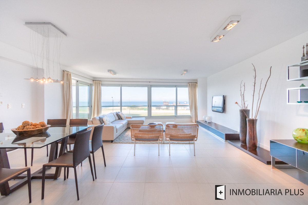 Apartamento ID.1075 - Venta de Apartamento de 218 m2 con 4 dormitorios en playa Brava Punta del Este