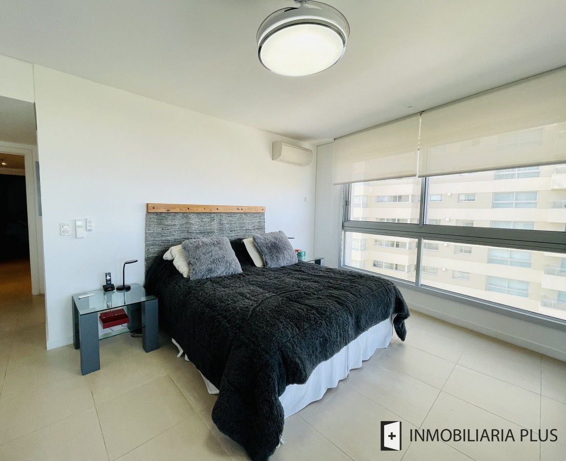 Apartamento ID.812 - Venta departamento esquinero de cuatro dormitorios frente a playa Brava de Punta del Este C812
