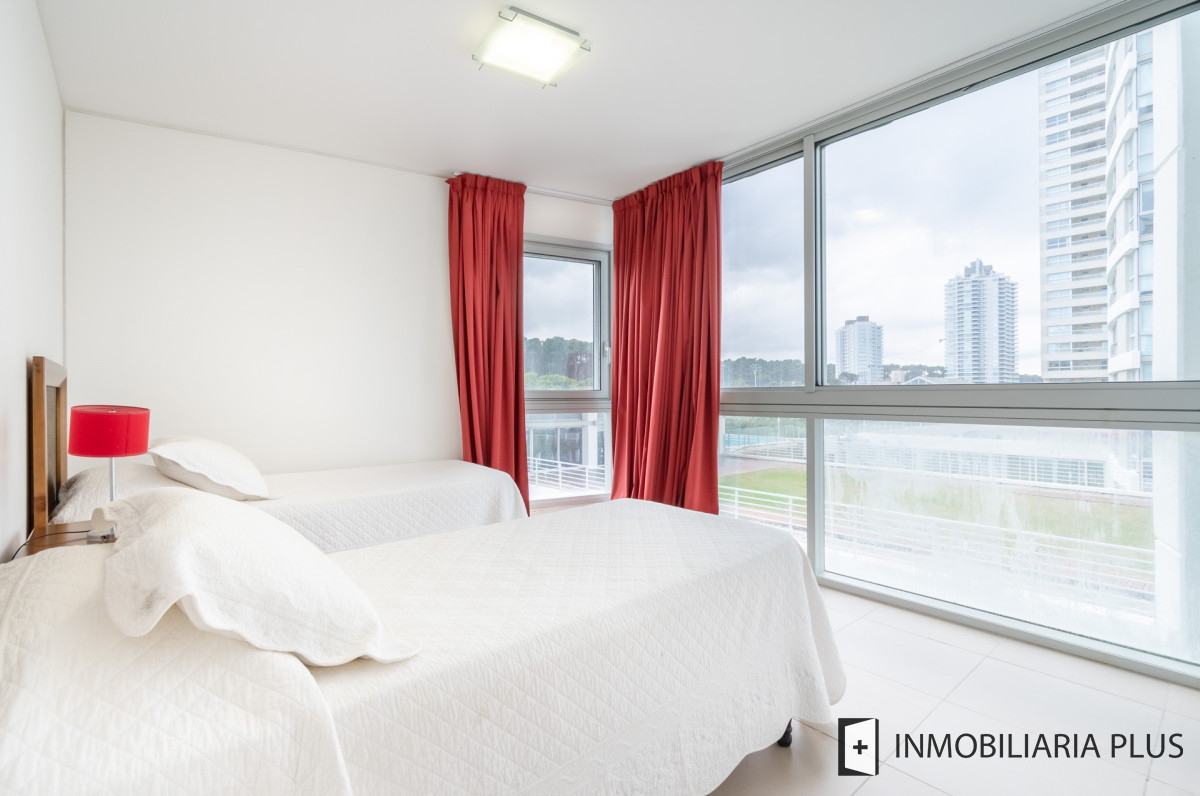Apartamento ID.1075 - Venta de Apartamento de 218 m2 con 4 dormitorios en playa Brava Punta del Este