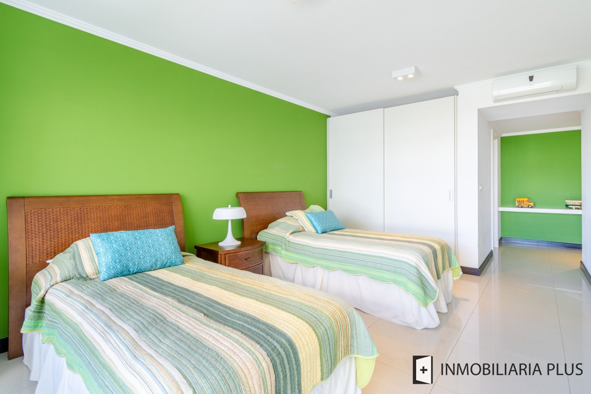 Apartamento ID.645 - Venta de Moderno Apartamento de 254 m2 con 3 Dormitorio y Dependencia Frente al Mar, Playa Brava C996