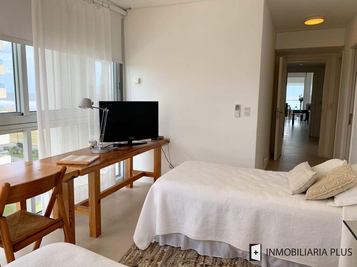 Apartamento ID.812 - Venta departamento esquinero de cuatro dormitorios frente a playa Brava de Punta del Este C812