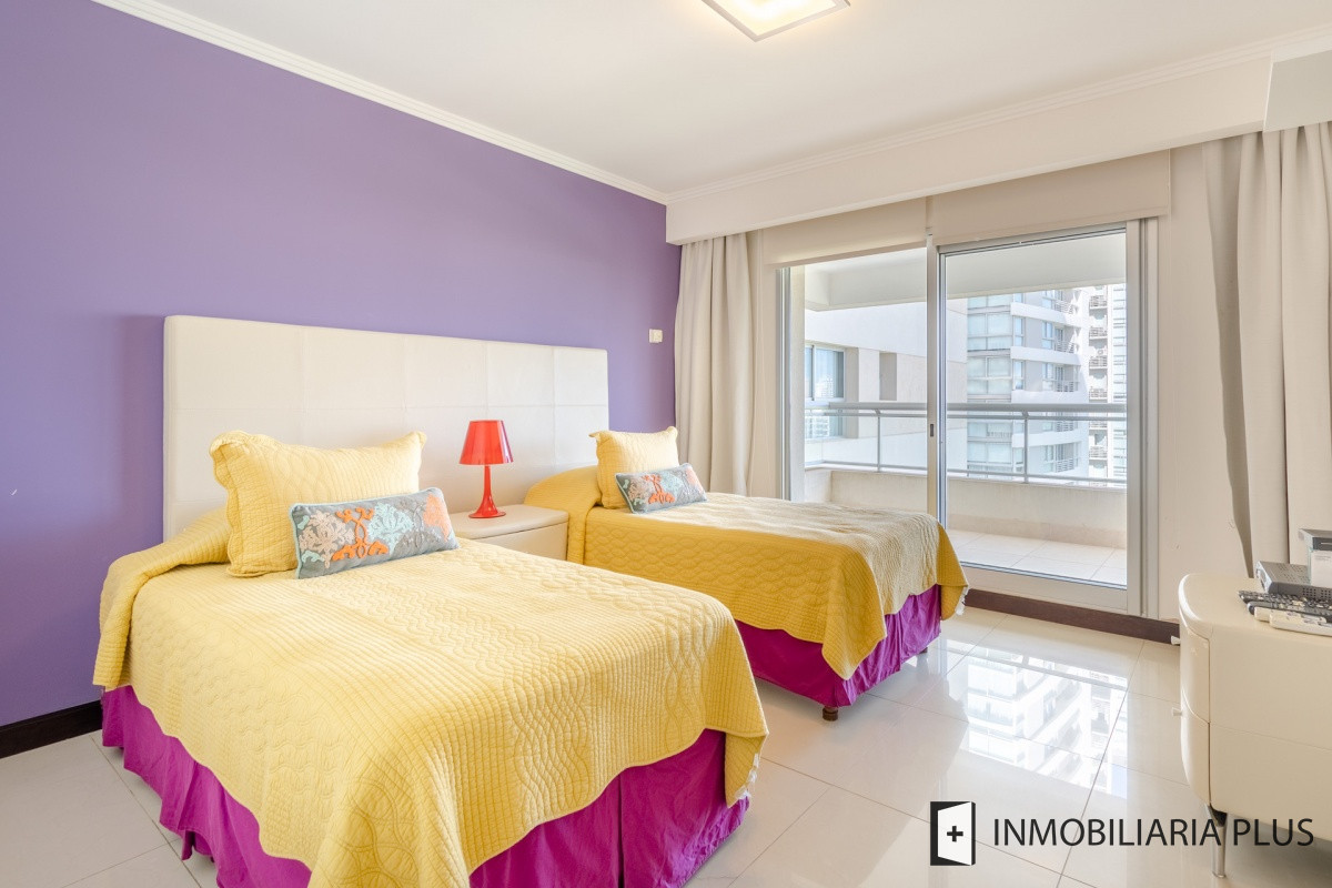 Apartamento ID.645 - Venta de Moderno Apartamento de 254 m2 con 3 Dormitorio y Dependencia Frente al Mar, Playa Brava C996