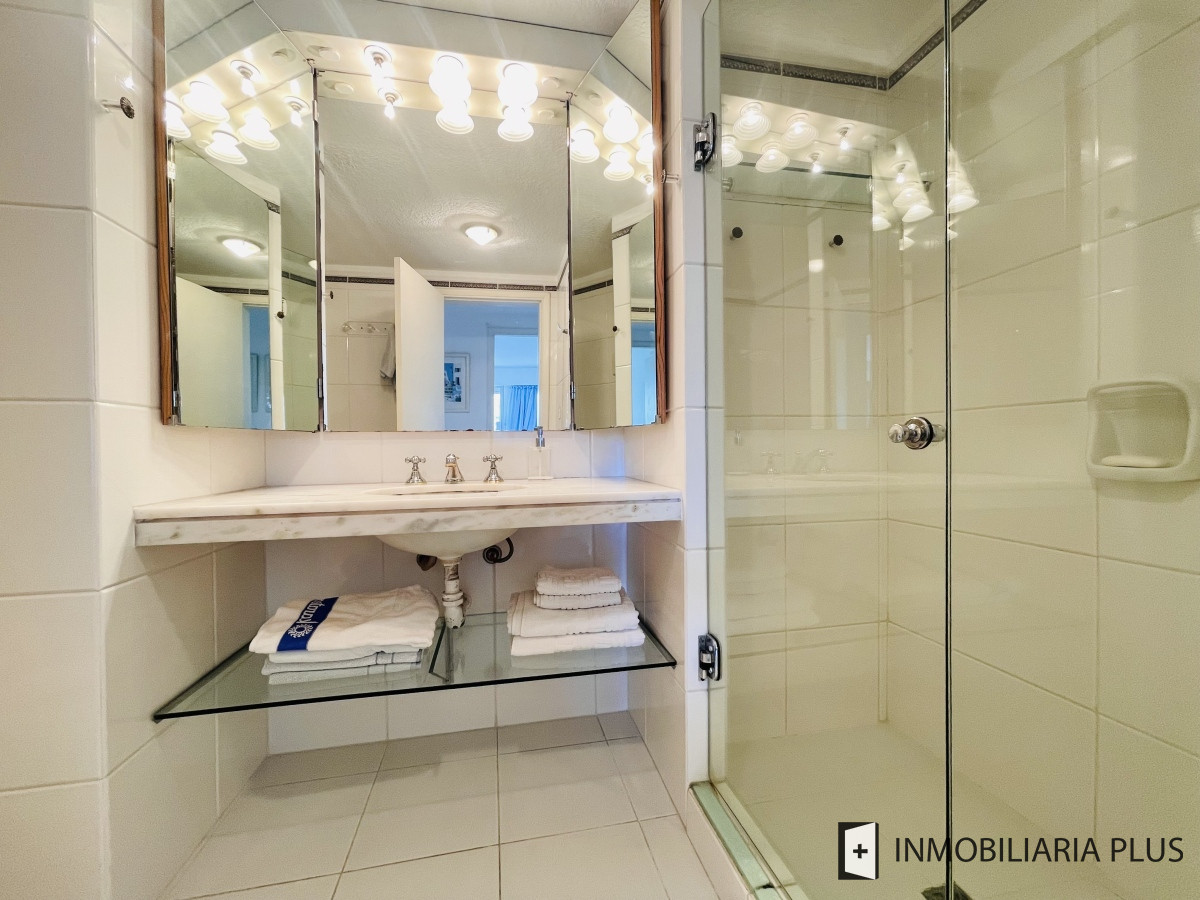 Apartamento ID.1010 - Venta de Apartamento de 138 m2 con 4 Dormitorios con Vista al Mar de la Península de Punta del Este