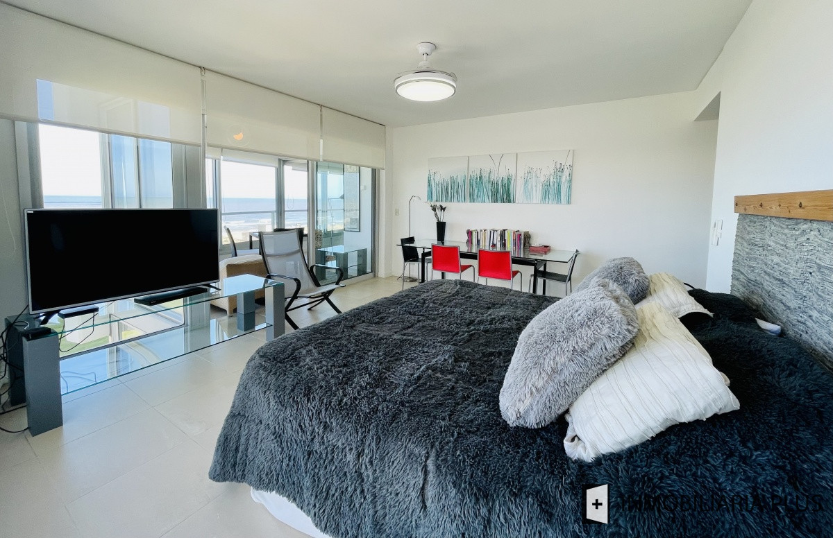 Apartamento ID.812 - Venta departamento esquinero de cuatro dormitorios frente a playa Brava de Punta del Este C812