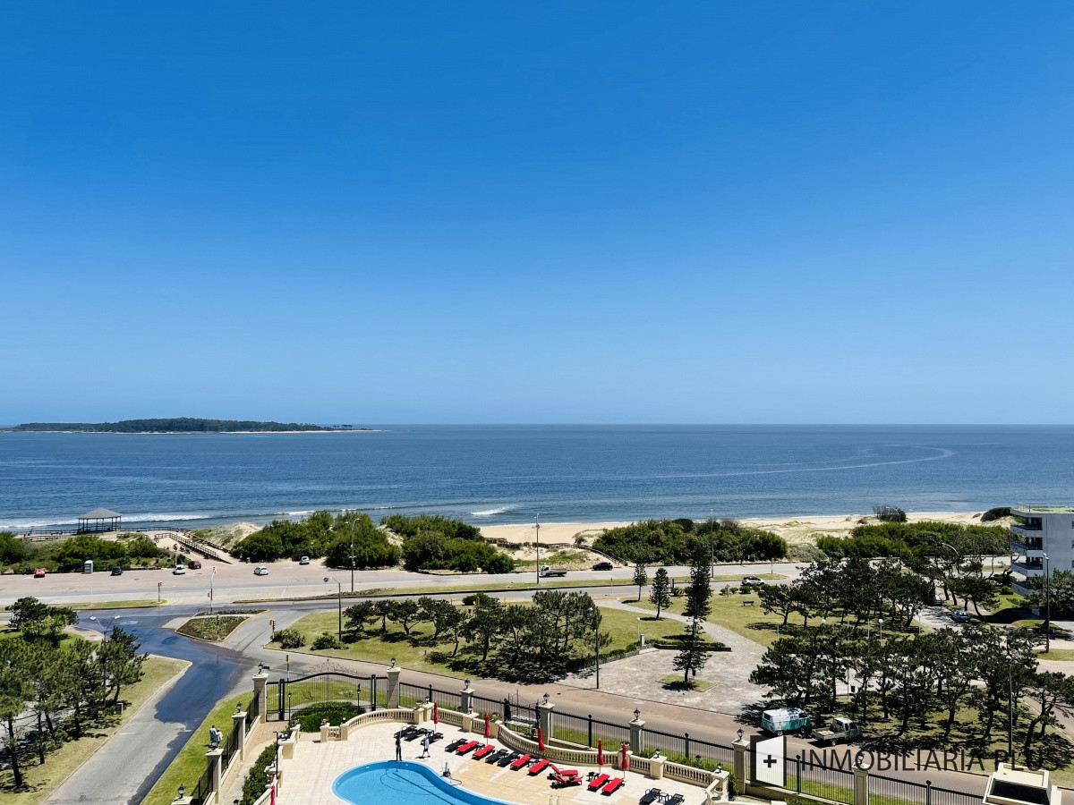 Apartamento ID.934 - Alquiler de Apartamento de 197 m2 con vista al mar con todos los servicios en Torre Le Jardin de Playa Mansa, Punta del Este